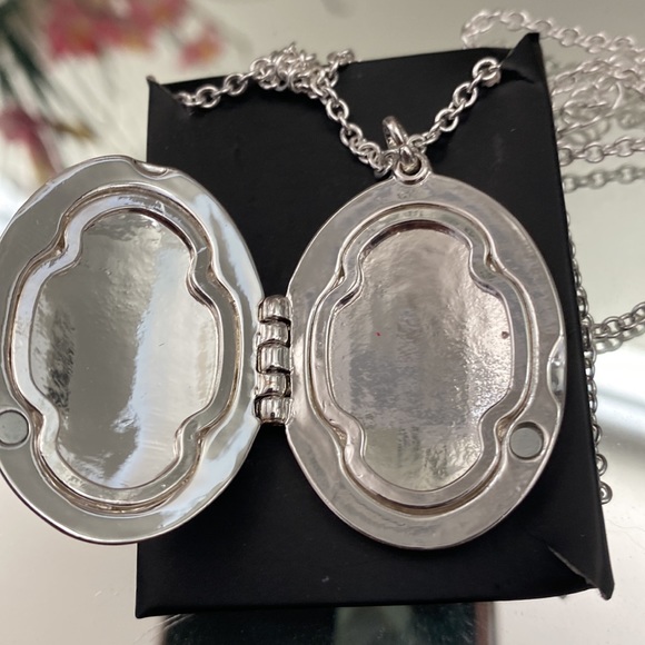 Avon Vintage Locket Necklace - Picture 2 of 6